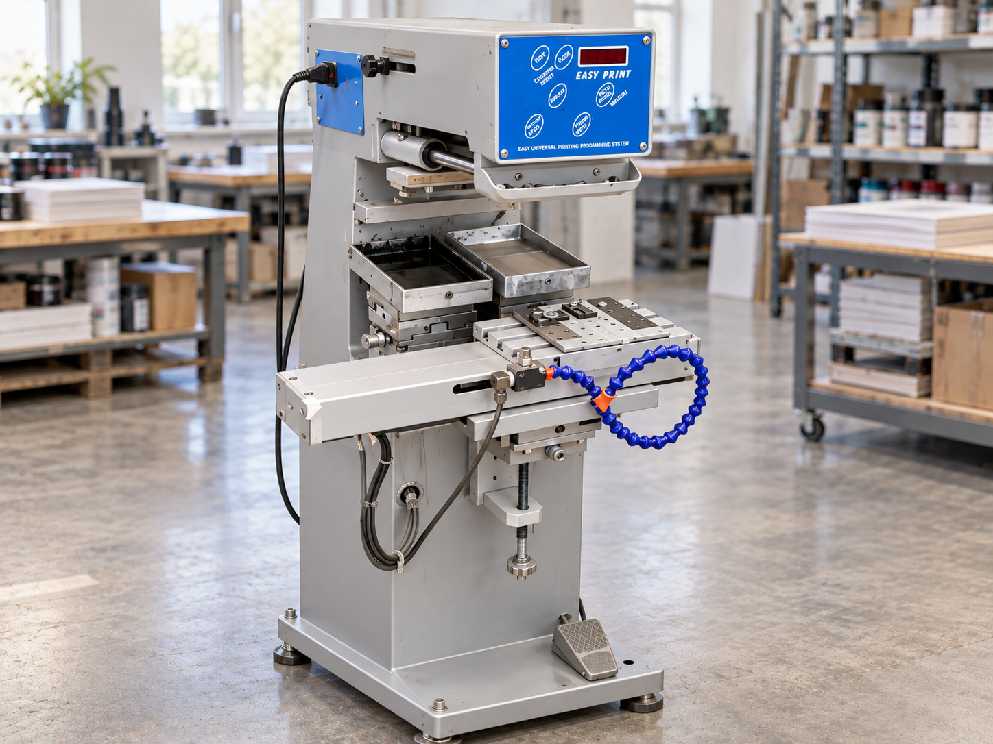 Чистый двухцветный тампопечатный станок EASY PRINT в производственном цехе